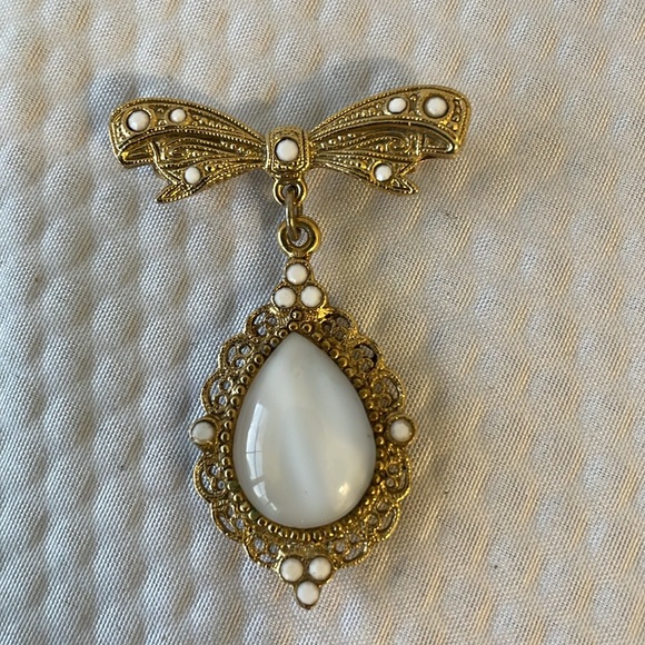 Vintage Gold Tone Oval Dangle Brooch with center white glass stone. 1.75. x 1.25 - Picture 4 of 6